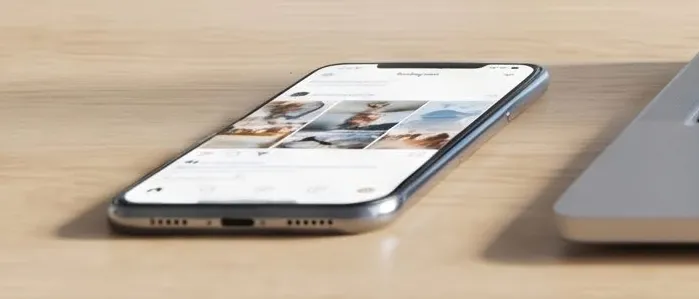 Smartphone con il sito aperto sulla scrivania